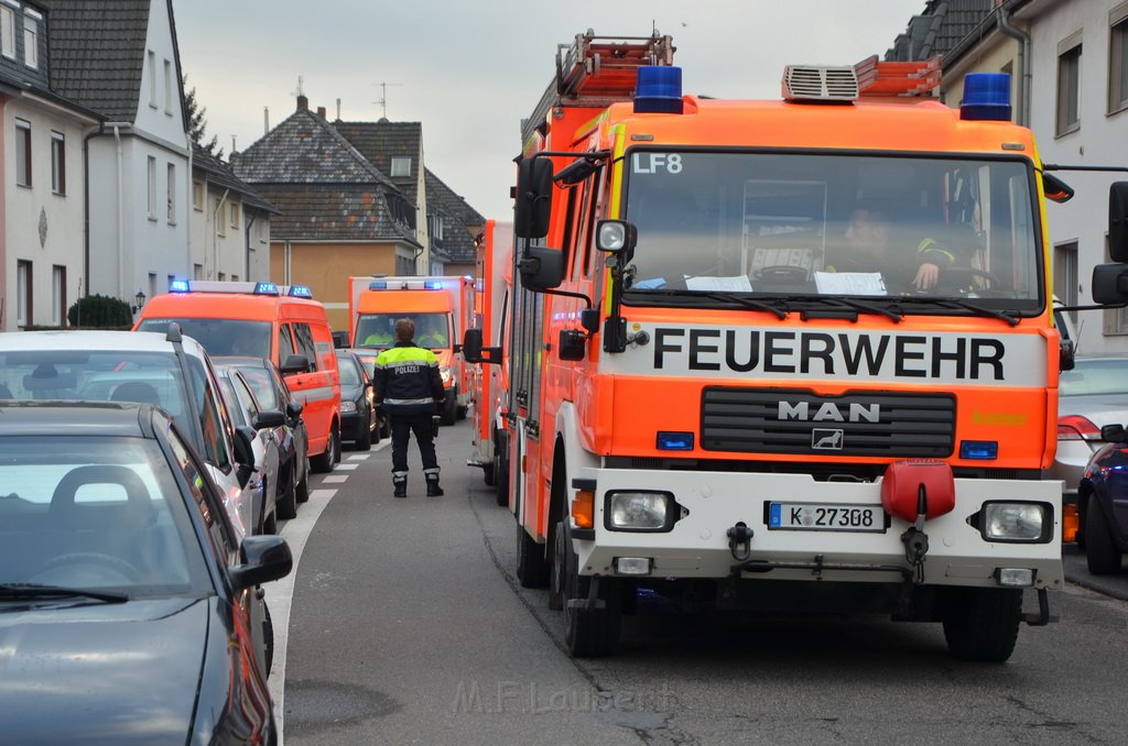 Einsatz BF Messerstecherei Koeln Ostheim Servatiusstr P06.JPG - Miklos Laubert